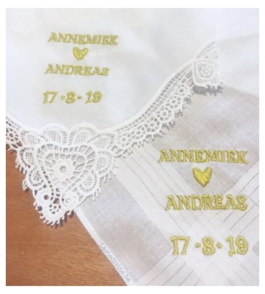 Kanten zakdoekje geborduurd